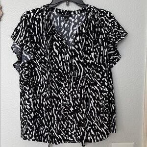 Alfani Black & White Printed V-Neck Flutter Sleeve Blouse